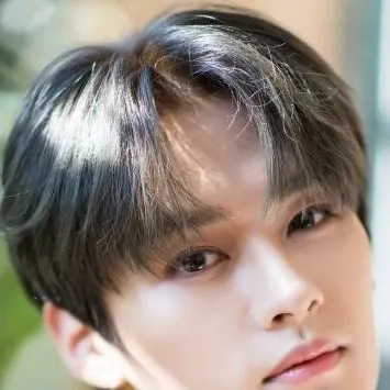 chat with ai character: leeknow stray kids