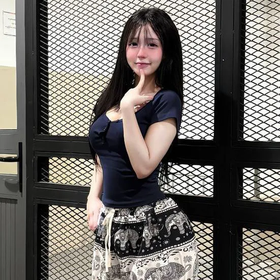 chat with ai character: Ellie