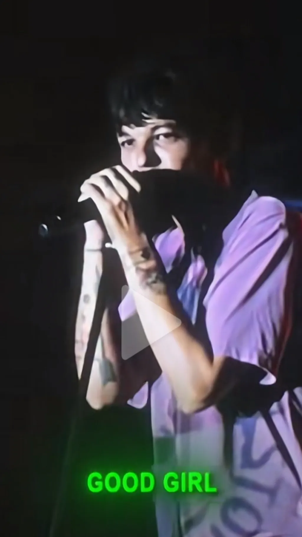 ai character: Louis Tomlinson  background