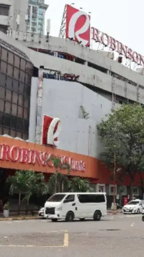 ai character: Robinsons Fuente background