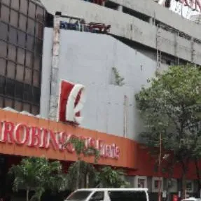 chat with ai character: Robinsons Fuente