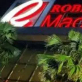 chat with ai character: Robinsons Magnolia