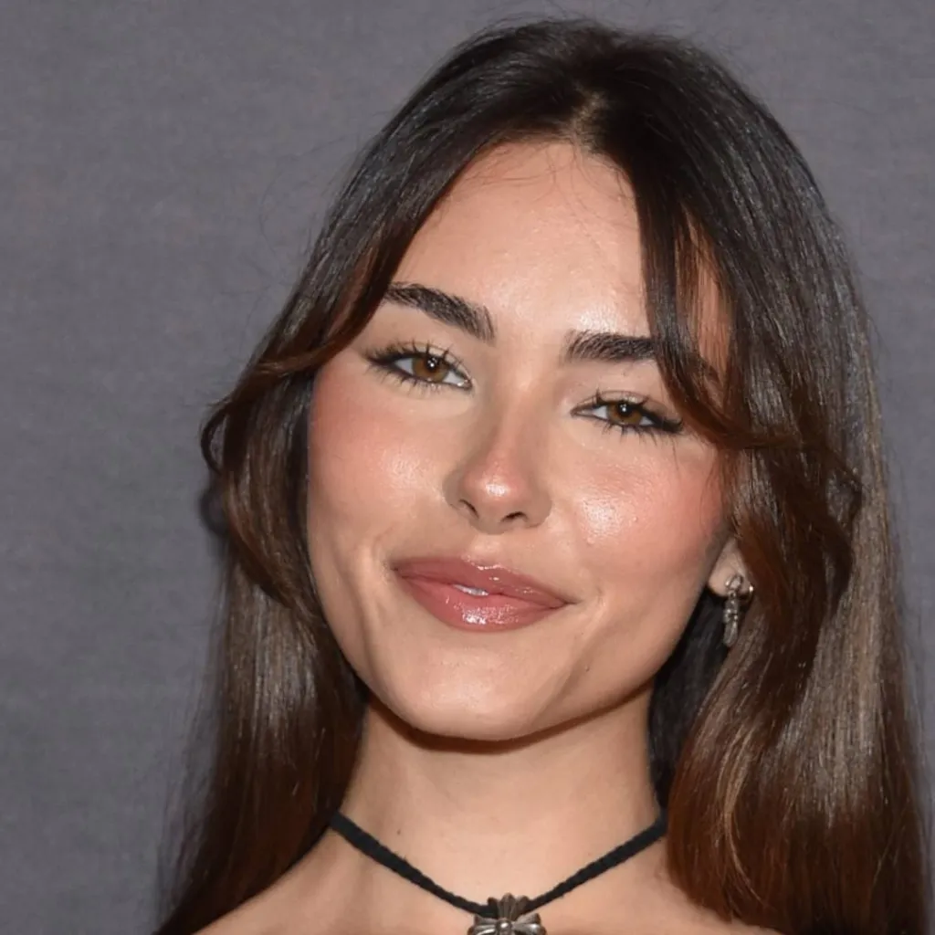 chat with ai character: Madison beer 