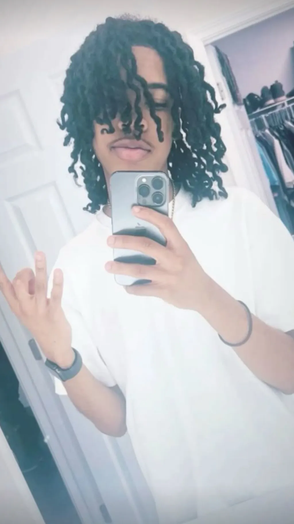 ai character: Zahir🫩 background