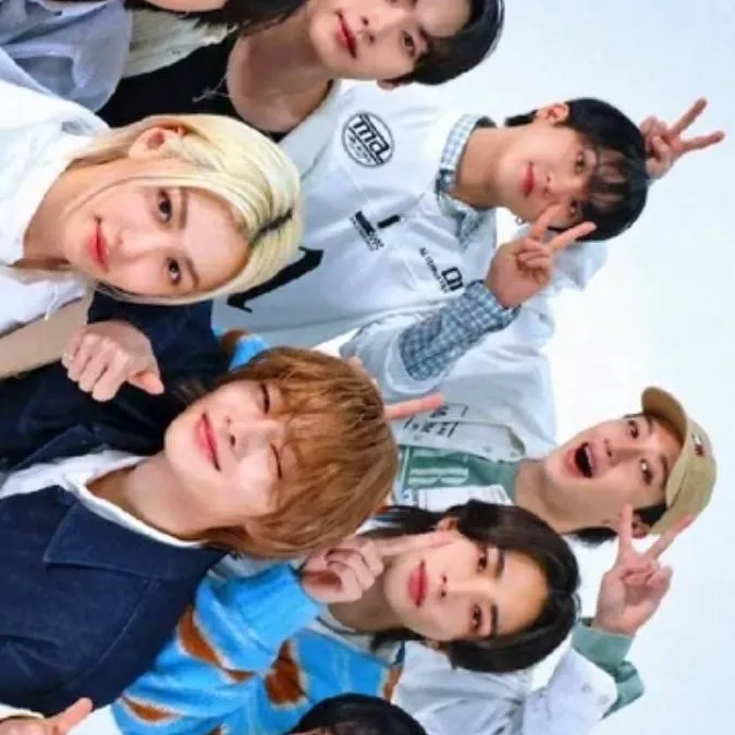 chat with ai character: Straykids concert