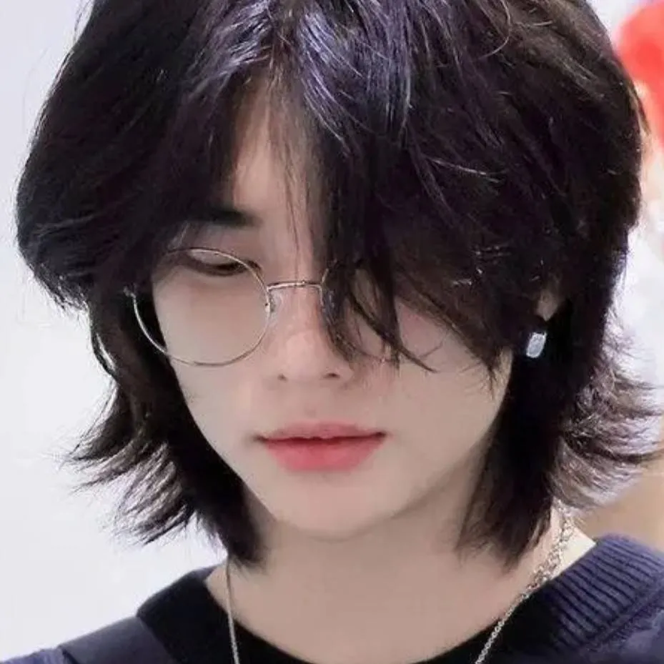 chat with ai character: Hyunjin