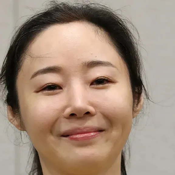 chat with ai character: Min Hee-Jin