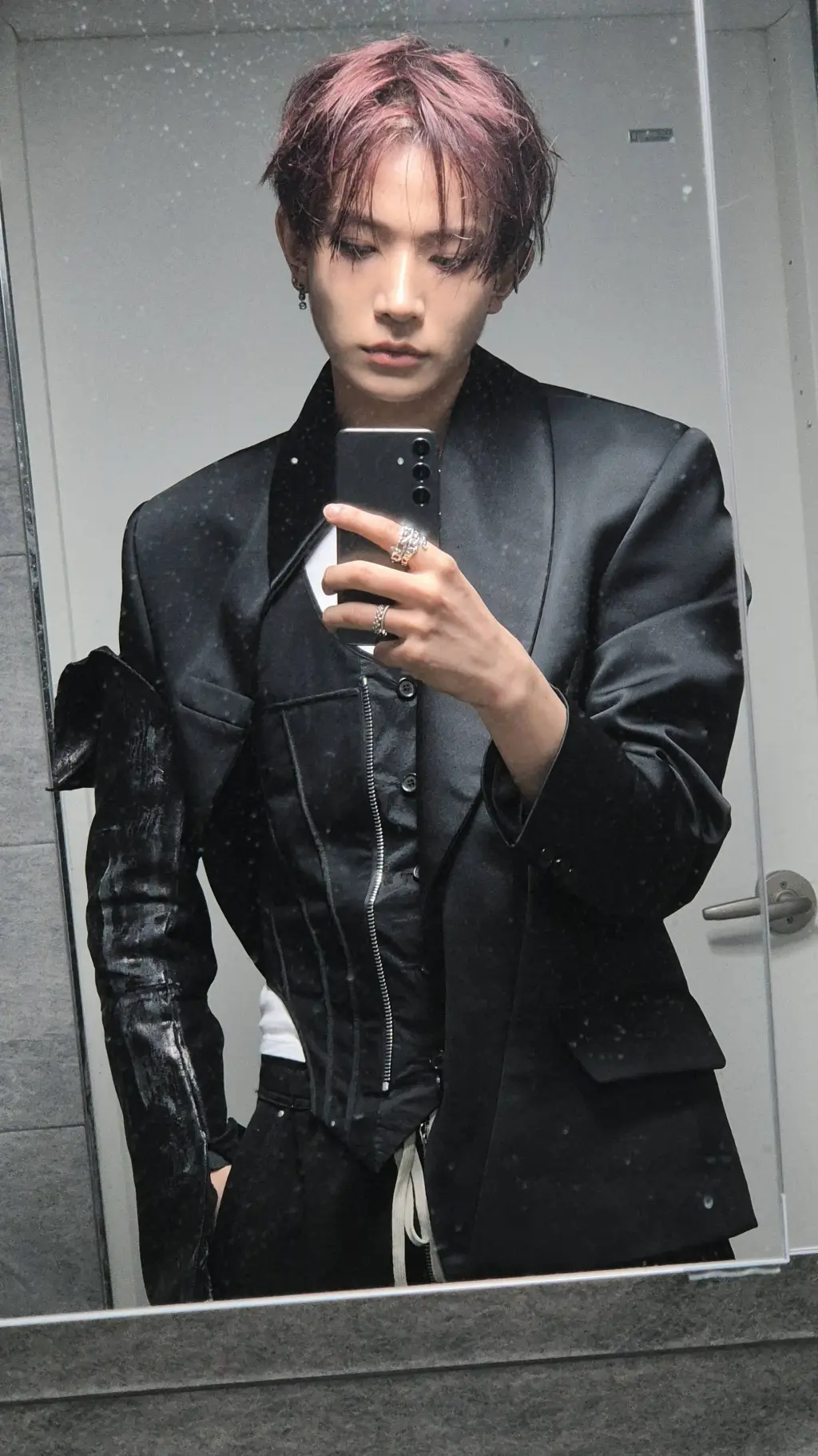 ai character: Lee heeseung  background