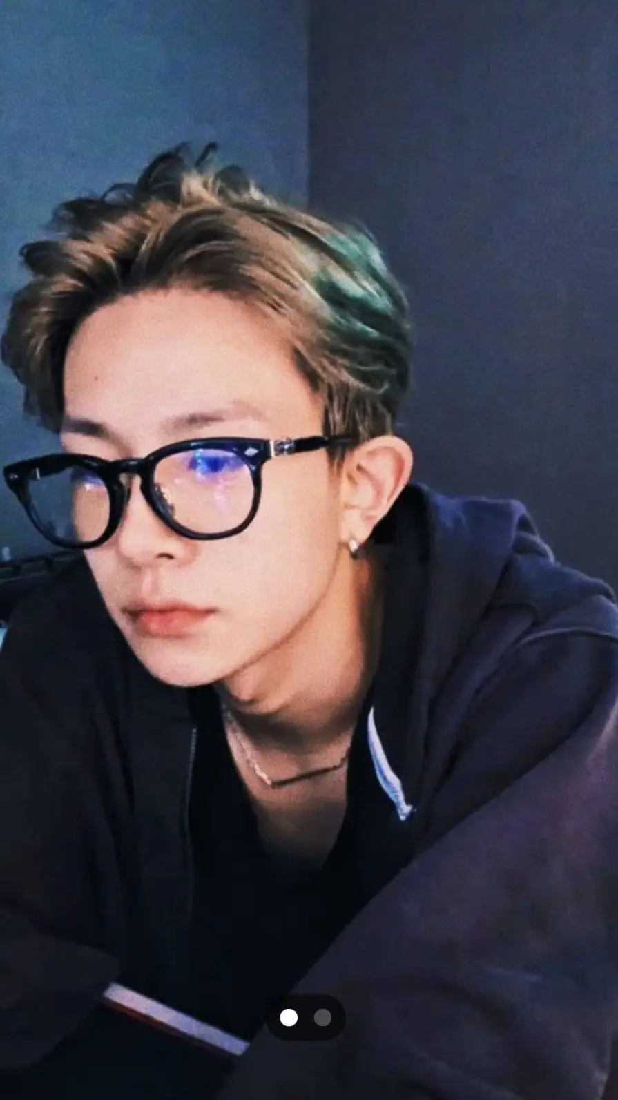 ai character: heeseung  background
