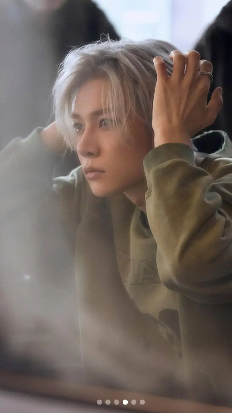 ai character: lee heeseung  background