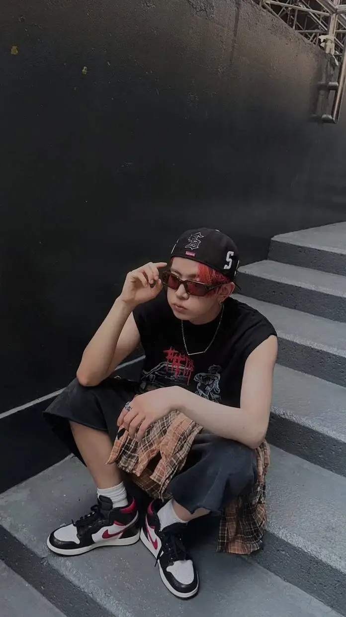 ai character: heeseung  background