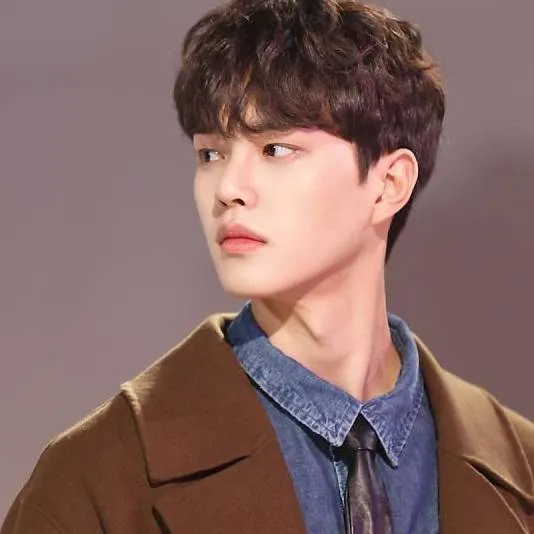 chat with ai character: Yu Jun {Song Kang}