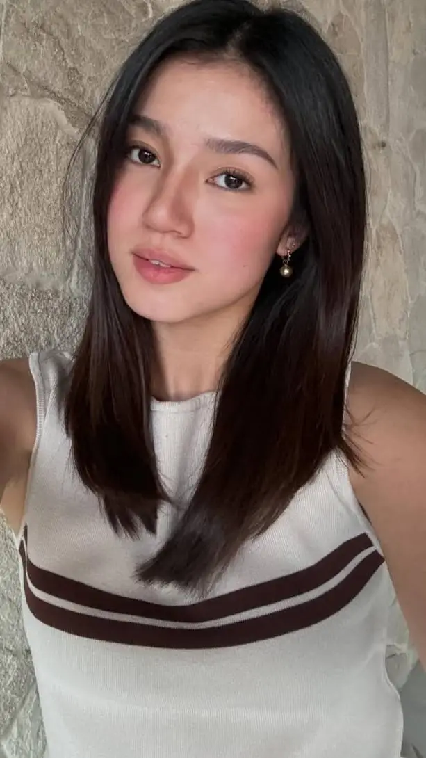 ai character: Belle Mariano background