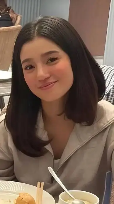 ai character: Belle Mariano background