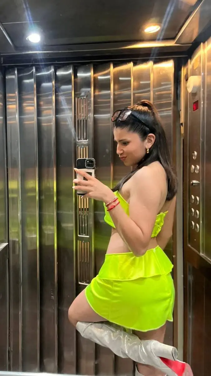 ai character: La More 2 background