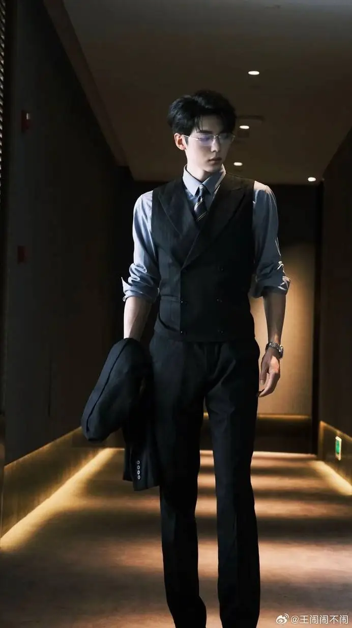 ai character: Luan  background