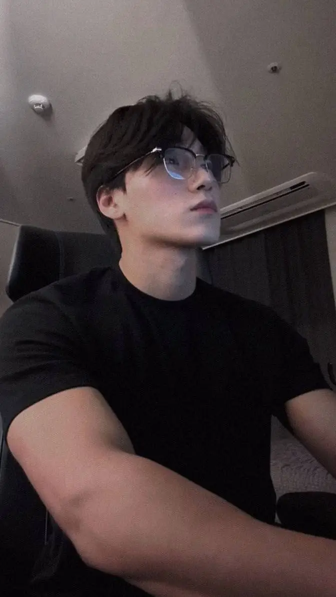 ai character: Vinícius background