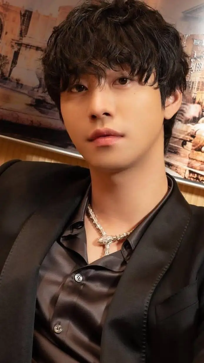 ai character: Vini background