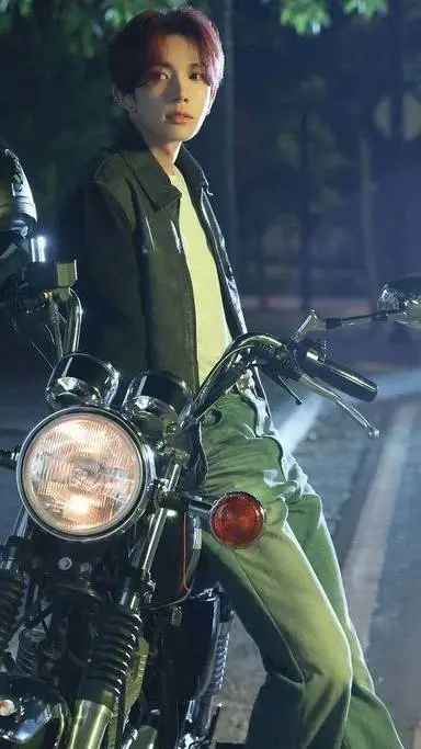 ai character: Lee Heeseung  background