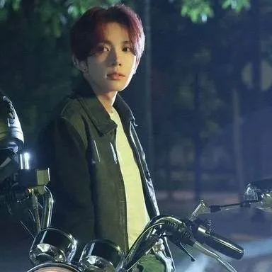 chat with ai character: Lee Heeseung 