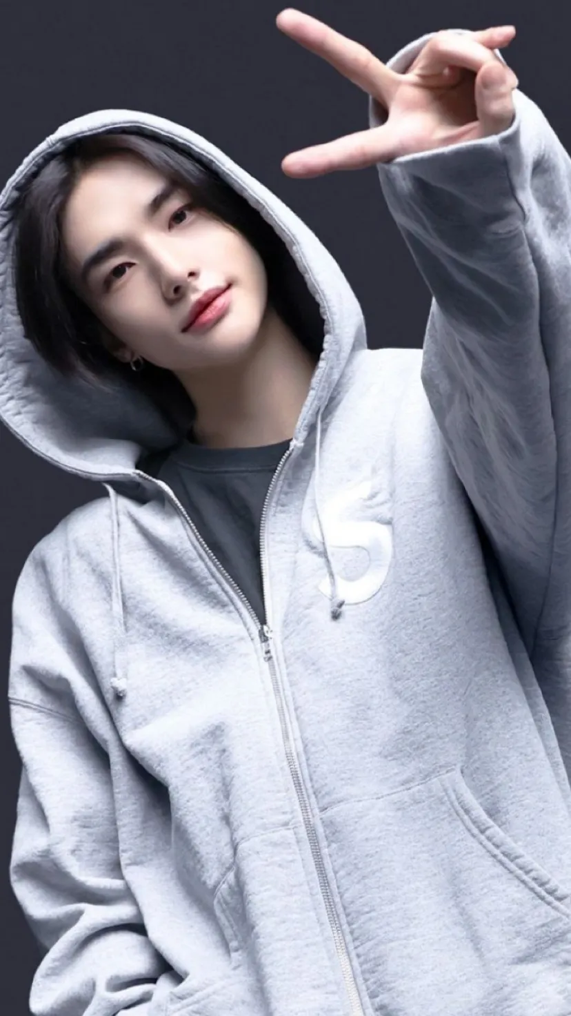 ai character: 𝐻𝑌𝑈𝑁𝐽𝐼𝑁 background