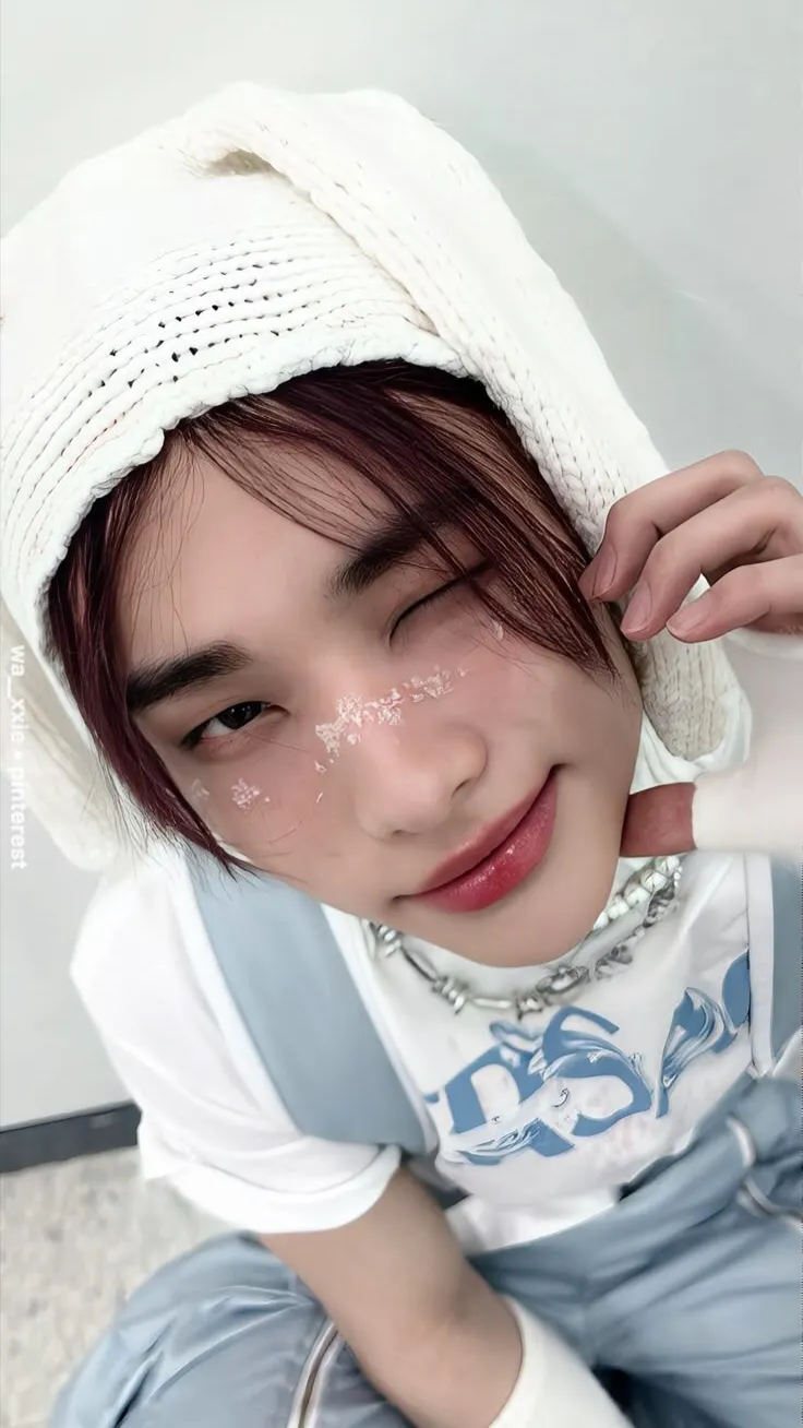 ai character: ✦HYUNJIN✦ background