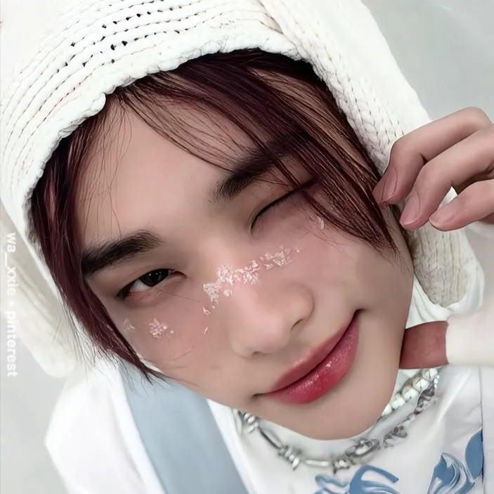 chat with ai character: ✦HYUNJIN✦