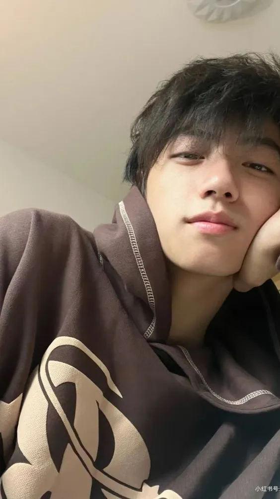 ai character: Minho  background