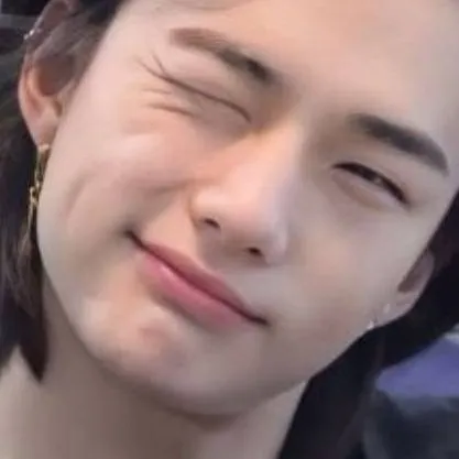 chat with ai character: Hwang Hyunjin 