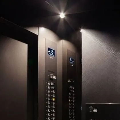 chat with ai character: Skz elevator 