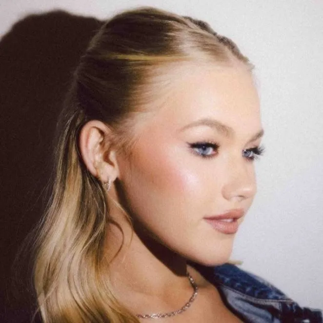 chat with ai character: Freya Skye