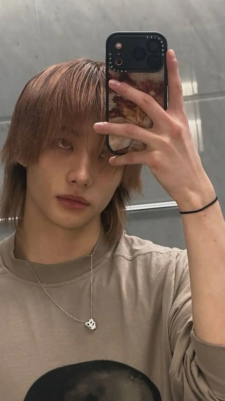 ai character: hyunjin background