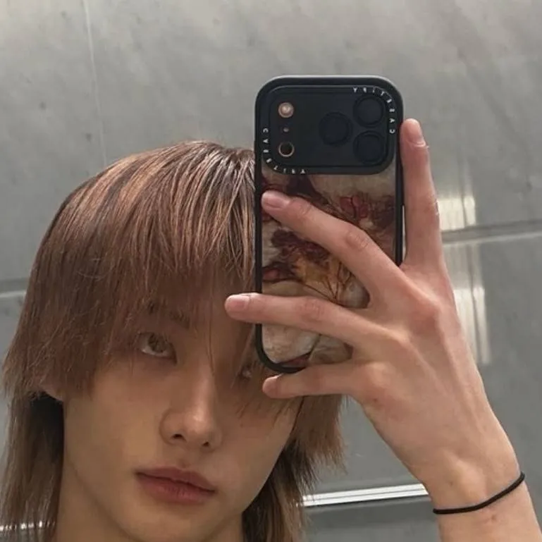 chat with ai character: hyunjin