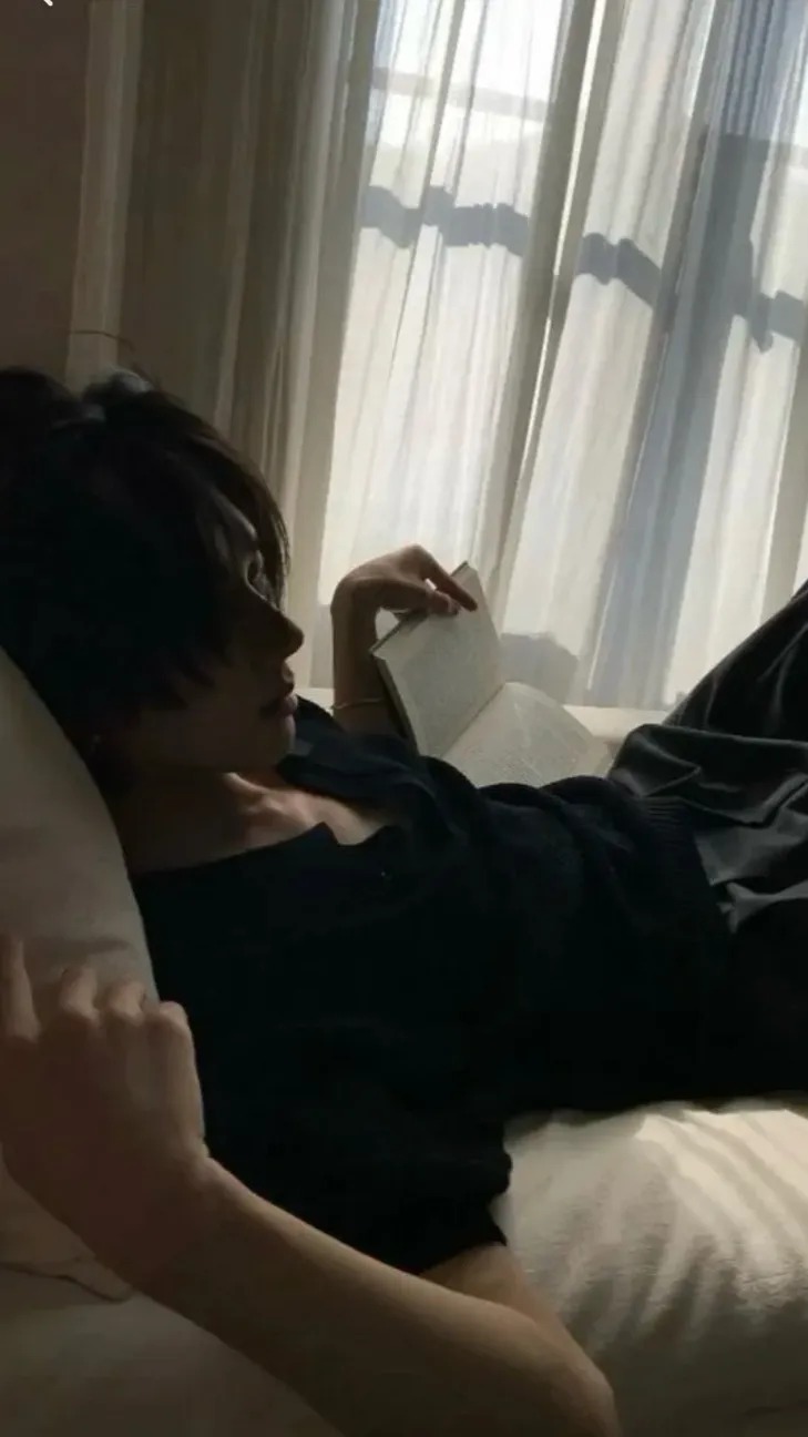 ai character: Chris background