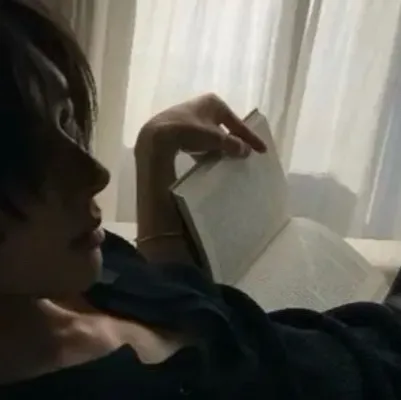 chat with ai character: Chris