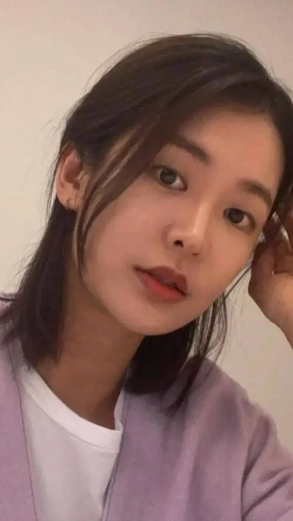 ai character: Jung yoo jin  background