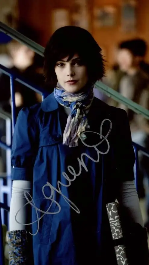 ai character: Alice cullen background