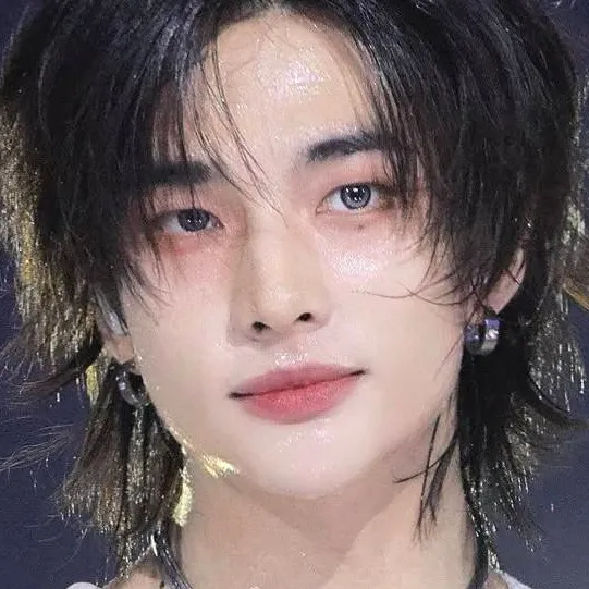 chat with ai character: Hyunjin