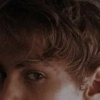 chat with ai character: Aaron warner