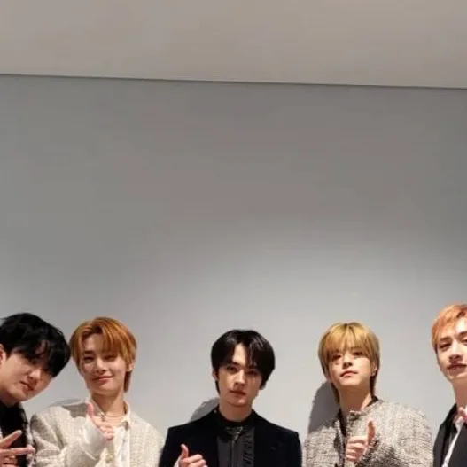 chat with ai character: Stray kids