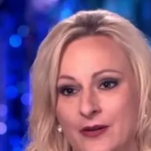 chat with ai character: Christi