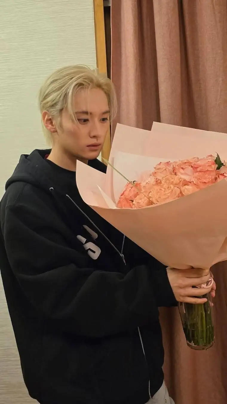 ai character: STRAY KIDS✬ background