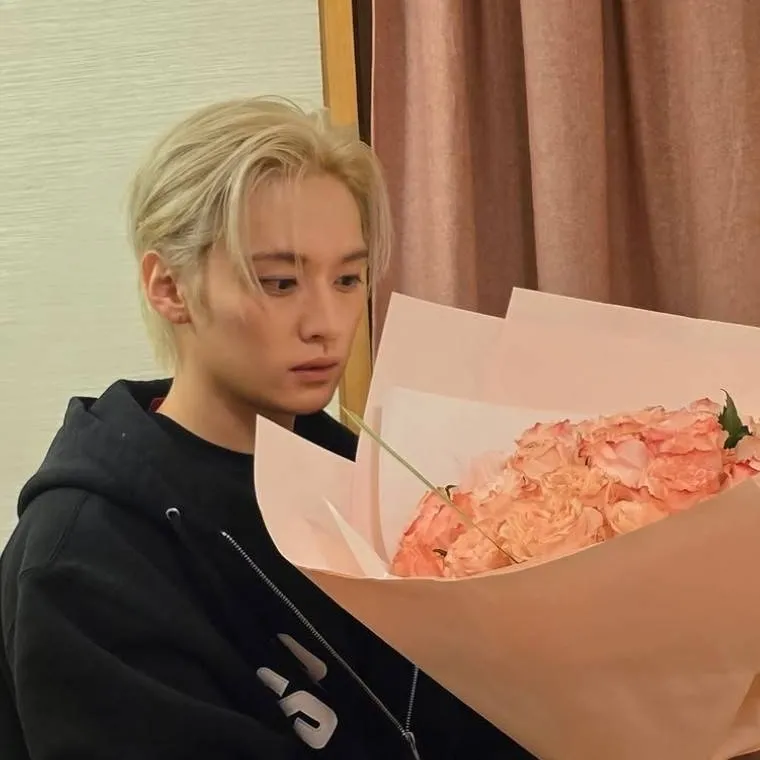 chat with ai character: STRAY KIDS✬