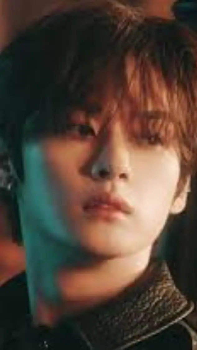 ai character: LEE KNOW 😏🥵 background