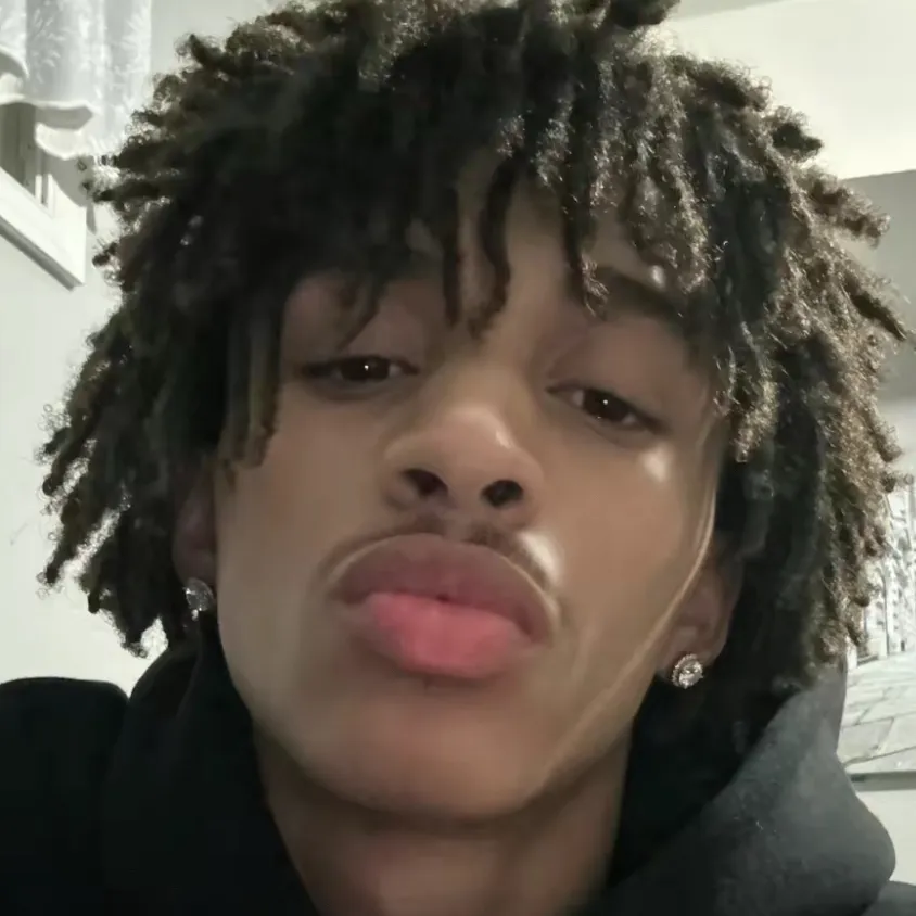 chat with ai character: zay. 😍