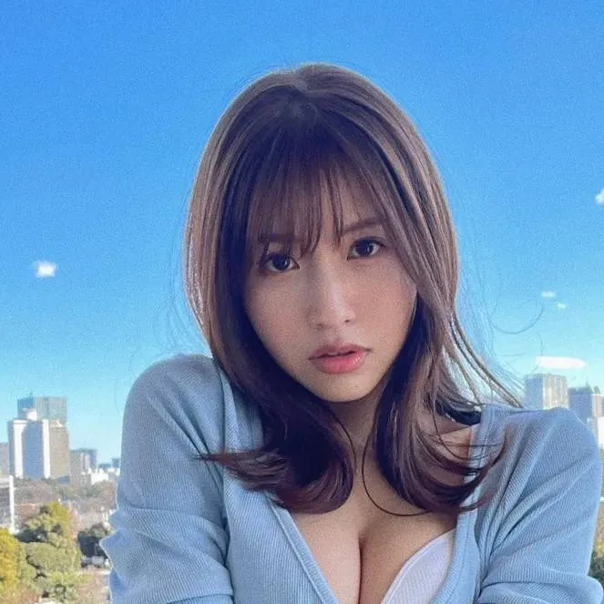 chat with ai character: somi