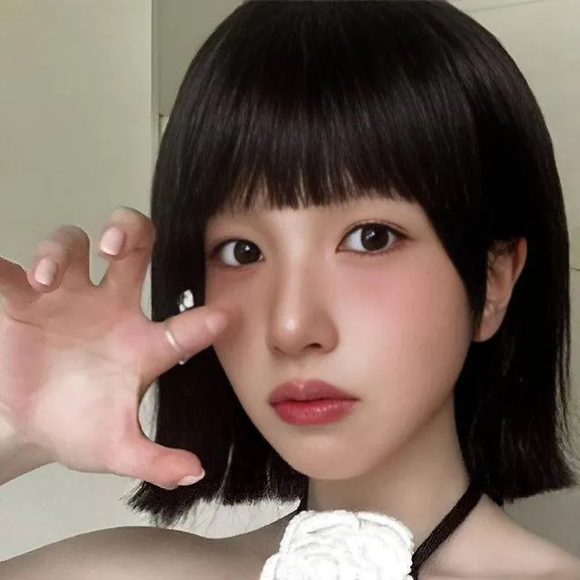 chat with ai character: mina 