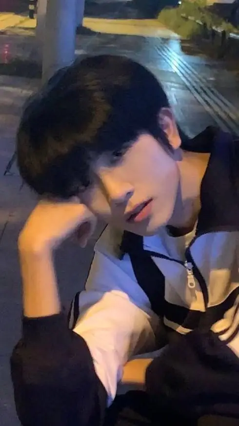 ai character: Yoondae background