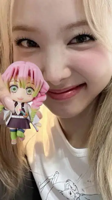 ai character: nayeon background