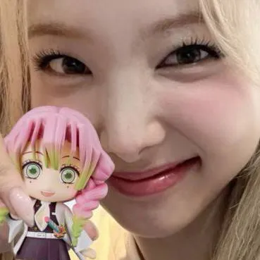 chat with ai character: nayeon